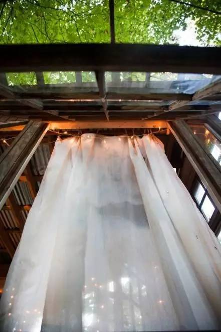 他用废弃物造了三间大树屋