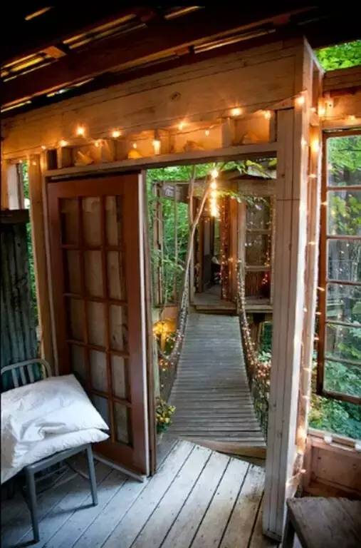 他用废弃物造了三间大树屋