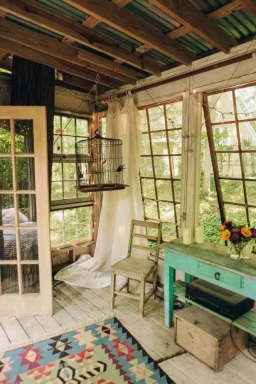 他用废弃物造了三间大树屋