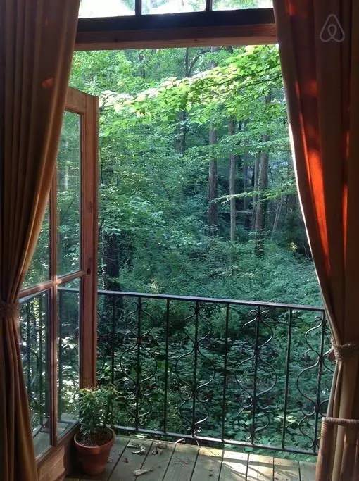 他用废弃物造了三间大树屋