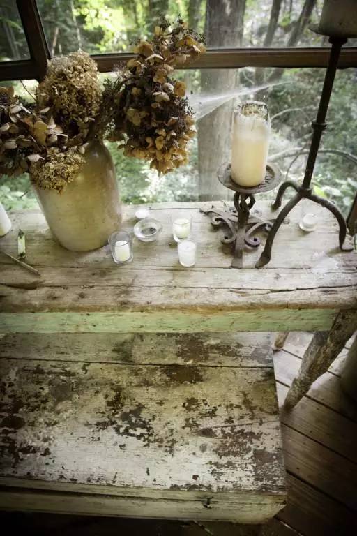 他用废弃物造了三间大树屋