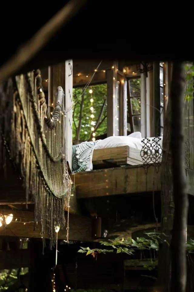 他用废弃物造了三间大树屋