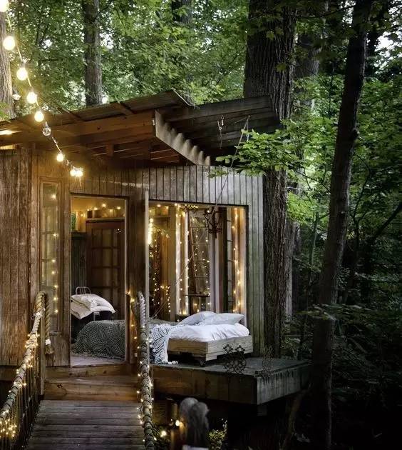 他用废弃物造了三间大树屋