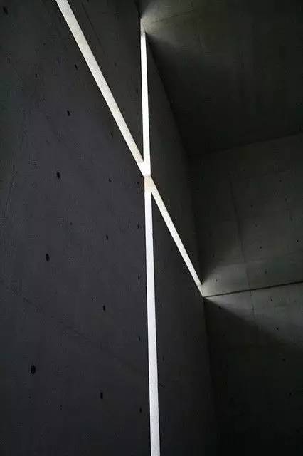 安藤忠雄的水泥美学