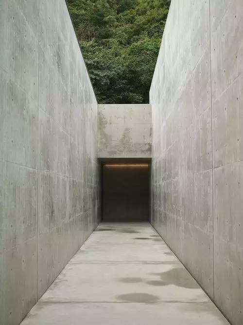安藤忠雄的水泥美学