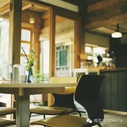 开一家小小的店铺，看出窗外的行人来来往往