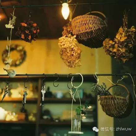 开一家小小的店铺，看出窗外的行人来来往往