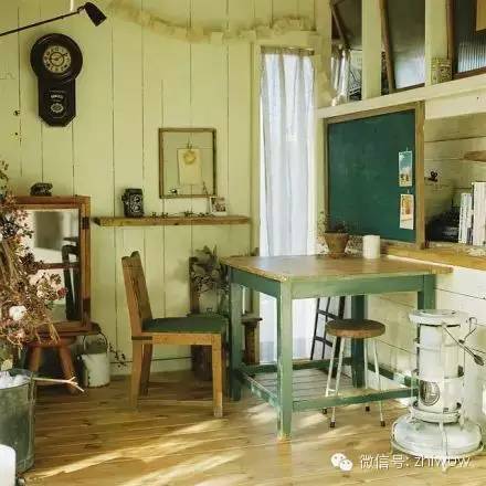 开一家小小的店铺，看出窗外的行人来来往往