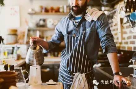 开一家小小的店铺，看出窗外的行人来来往往