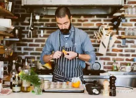 开一家小小的店铺，看出窗外的行人来来往往