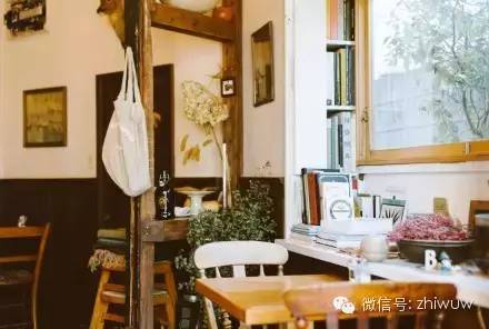 开一家小小的店铺，看出窗外的行人来来往往