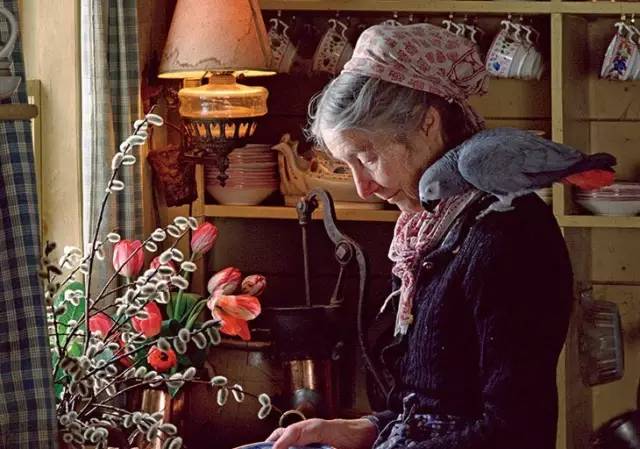 92岁姑娘，35年隐居山间田园，发现了优雅过好一生的秘密