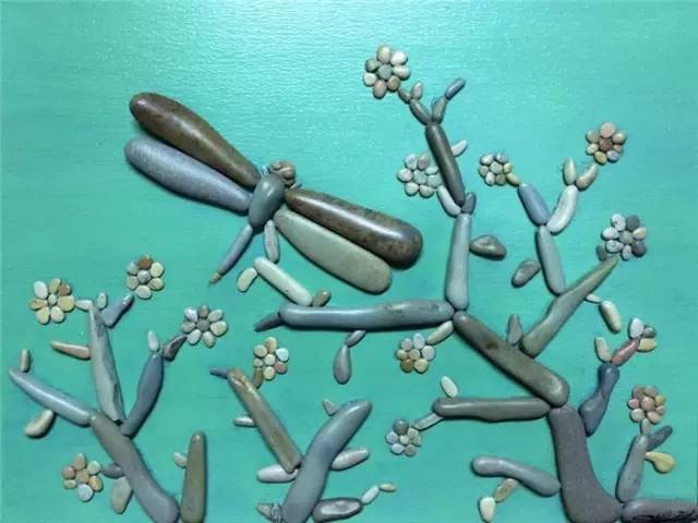 不用再买颜料了，随手捡块石头就能画画